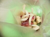 耐熱ポリ袋に野菜と肉を入れる