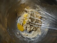 バター、溶きほぐした卵を室温に戻しておきます。<br />
<br />
バターを泡立て器でクリーム状になるまで撹拌し、きび砂糖を加え、なめらかになるまでよく混ぜます。<br />
<br />
卵を2回に分けて加え、その都度、なめらかになるまで撹拌します。