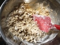薄力粉、シナモン、ジンジャーパウダー、クローブを合わせてふるいます。<br />
<br />
ふるった粉類を2回に分けて加え、ゴムベラで全体がまとまるまでよく混ぜます。