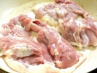 フライパンを熱し、鶏肉の皮を焼いて、余分な脂肪を取る。<br />