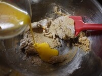 溶きほぐした卵と合わせてふるった粉類（薄力粉、ベーキングパウダー、スパイス）を2～3回に分けて交互に加え、そのつど、ゴムベラでもったりと滑らかな状態になるように混ぜます。