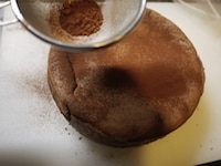 カカオパウダー・粉砂糖の順に、茶こしを使ってふりかけます。ストロベリー、チョコレートなどを飾って出来上がりです。