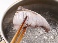 ブリを湯通しして臭みをとる