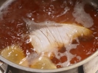 大根の絞り汁と【A】を煮立て、ブリを煮る