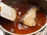 味をととのえ、水溶き片栗粉を加える
