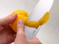 ゆずの皮を千切りにする