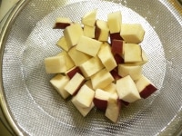 さつま芋は1cm角に切り、サッと洗って水気を切る。栗も1cm角に切る。炊飯器の内釜に薄くバターを塗っておく。<br />
<br />