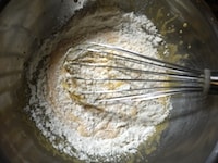 ボウルに卵黄、グラニュー糖半量、サラダ油、水大さじ2(分量外)を加え、グラニュー糖のざらざらがなくなるまでよく混ぜます。<br />
<br />
ホットケーキミックスを加え、なめらかになるまで混ぜます。<br />