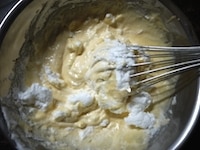<div>3回に分けてメレンゲを入れながら、ケーキ生地とメレンゲを泡だて器で混ぜ合わせます。<br />
<br />
メレンゲをつぶさないように、ムラがなくなるまでよく混ぜます。</div>