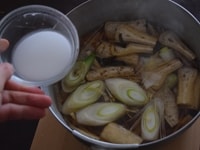 だしをとり、醤油・みりんを加えてスープを作ります。<br />
<br />
野菜を加え、柔らかくなるまで煮ます。水溶き片栗粉を加え、とろみをつけます。<br />