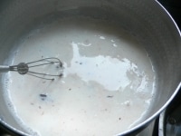 鍋に牛乳、小さく割ったチョコ、砂糖を入れて煮溶かす