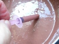 注射器でチョコレートミルクゼリーを吸い込み、針をつける。注射器を押してゼリーを出してみて、するするっと出ることを確認する。