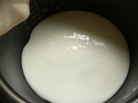 この時点で牛乳ゼリーは固まっているはずなので、湯せんで混ぜて溶かし、なめらかになったら氷水で冷やす。とろりとなったところで、冷蔵庫から取り出した(14)の上に流し入れ、冷蔵庫で固める。
