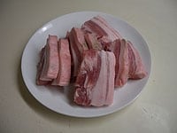 豚ばら肉塊は1cm厚に切ります。<br />