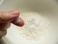ボウルに薄力粉、ベーキングパウダー、塩、砂糖を入れて泡だて器でグルグル混ぜる。<br />