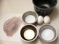 薄力粉とココアをあわせて3回ふるう。牛乳と水は混ぜておいて良い。卵は冷たいものを使う。油は水より軽いので注意する（35ccは30gぐらい）。炊飯器は内釜の底が平らなものが良い。<br />
<br />
※シフォンケーキが焼ける炊飯器かどうかを確かめる方法は<a href="https://allabout.co.jp/gm/gc/74083/">こちら</a>。<br />
<br />