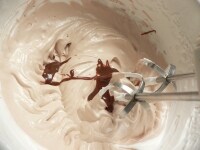 取り分けたクリームに（11）のチョコソースを混ぜ、チョコホイップクリームを作る。色が濃すぎるようなら、白いホイップクリームを加えて調節する。<br />
