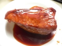 肉の上下を入れ替えて取り出し、煮汁をかける
