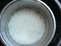 米1合は30分前にといでザルに上げておく。ステンレスボウルに米をあけ、水を180cc入れ、（2）の上にのせて炊く。<br />
<br />
※ステンレスボウルの容量は600cc<br />