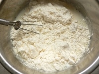 米は30分前にといで水加減しておく。ステンレスボウルにホットケーキミックスを入れ、牛乳を加えて混ぜ、チョコチップを散らす。<br />