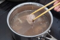 鍋に水を入れて沸騰させ、1を入れて3分ほど弱火で加熱し、それから5分ほど置き、火が通ったら取り出してざるにあける。