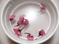 桜の塩漬けは水に浸して、ほどよく塩気が残る程度に塩出しする。<br />