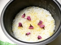 炊きあがったら、桜を入れてさっくり混ぜ、数分蒸らす。<br />