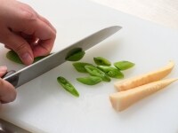 具材の下準備をする