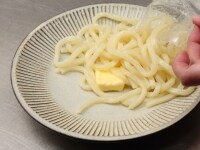 さぬきうどんにバターと薄口醤油を混ぜる