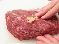 牛肉の下準備をする