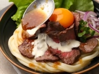 うどんと具材を盛り付ける