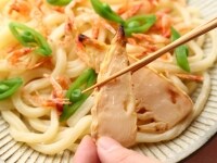 焼き色のついた、たけのこを盛り付け