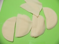餃子の皮はハサミで半分に切る。プリン型（カップケーキ型）にバターを薄く塗る。<br />