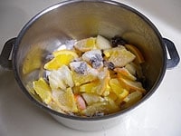 グラニュー糖を鍋に振り入れて、１時間ほど置きます。
