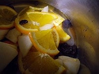 鍋の底に溶けた砂糖液と果汁が出てきます。