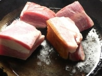 ブロック肉を切り、表面を強火で焼く
