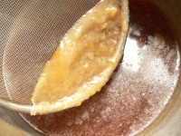 肉と卵、大根を器に盛りつける。煮汁を小鍋にあけ、鍋を氷水に浸けて冷やし、脂を固めてすくい取る。<br />