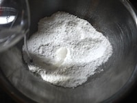 白玉粉と砂糖をボウルに入れ、水50mlを少しずつ加えながら混ぜます。