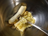 バナナをボウルに入れ、フォークで潰します。