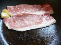 フライパンに油大さじ1/2とニンニクを入れて火にかけ、ニンニクの香が立ったら豚肉を焼く。<br />
<br />
※豚肉は盛りつける際に表側になる面から焼く<br />