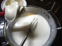 牛乳とマシュマロが熱いうちにクリームチーズを加え、なめらかになるまでよく混ぜる。