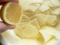 りんごは半分に切って皮をむいて芯をくり抜き、2mm厚程度にスライスし、レモン汁をかけて混ぜる。<br />