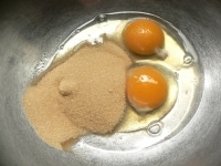ボウルに卵と砂糖を入れて、泡立て器でよく混ぜる。<br />