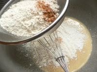 薄力粉、シナモン、塩をあわせてふるい入れて混ぜる。<br />