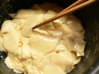 箸を使って、内釜にりんごを重ねるように入れていく。<br />
<br />
※内釜にはあらかじめ、分量外のオイルかバターを薄くぬっておく。<br />
<br />