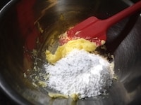 バターと粉砂糖をクリーム状に練る
