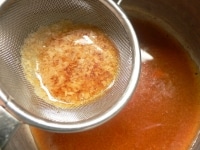 煮汁は茶漉しを通して、小鍋にあける。<br />
