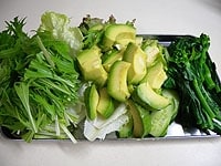 野菜類は洗い水気をしっかりきり、食べやすい大きさに切ります。菜の花は塩加えた湯でさっと茹で、水気をしっかりきります。アボカドは切ったらレモン汁をかけておきます。<br />
<br />