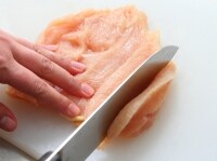 鶏胸肉の下準備をする