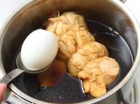 半熟ゆで卵を加える